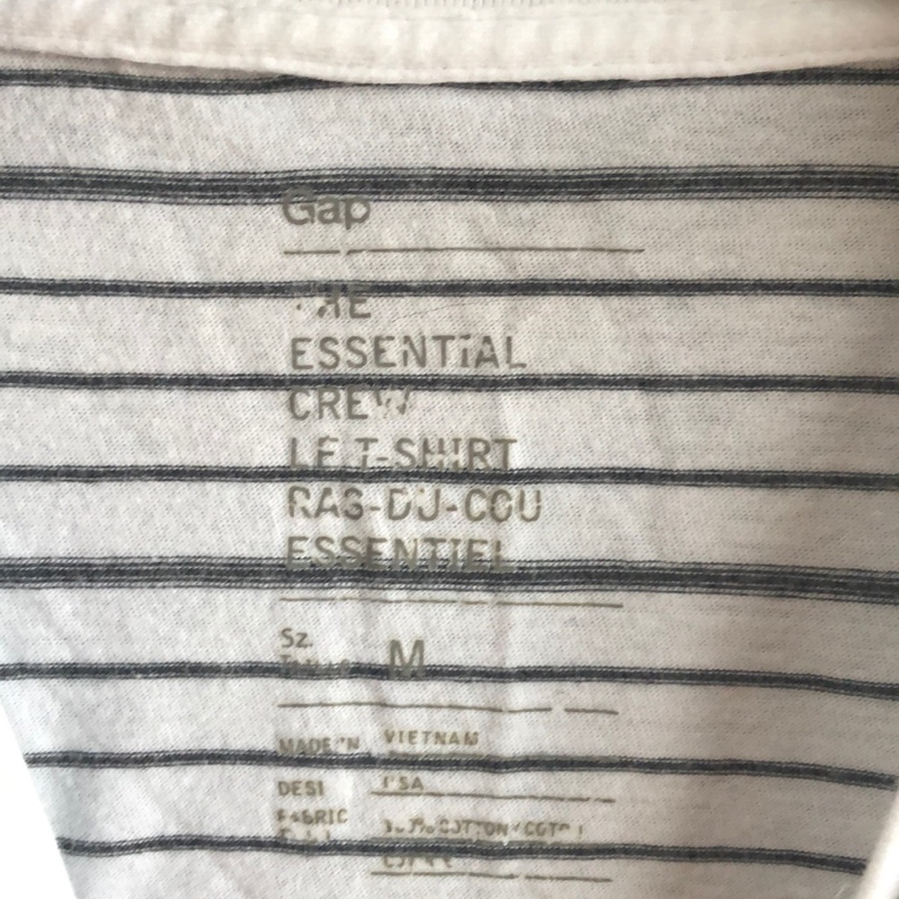 Euc Gap | Basic T - image 3